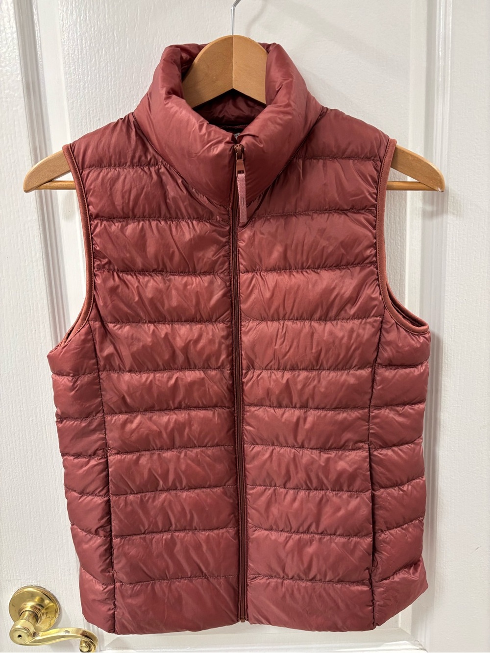 Uniqlo Quilted Down Lightweight Puffer Vest Maroon Zip Front High Neck Pockets